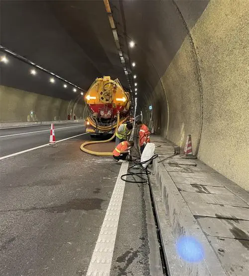 荔波隧道排水渠清淤